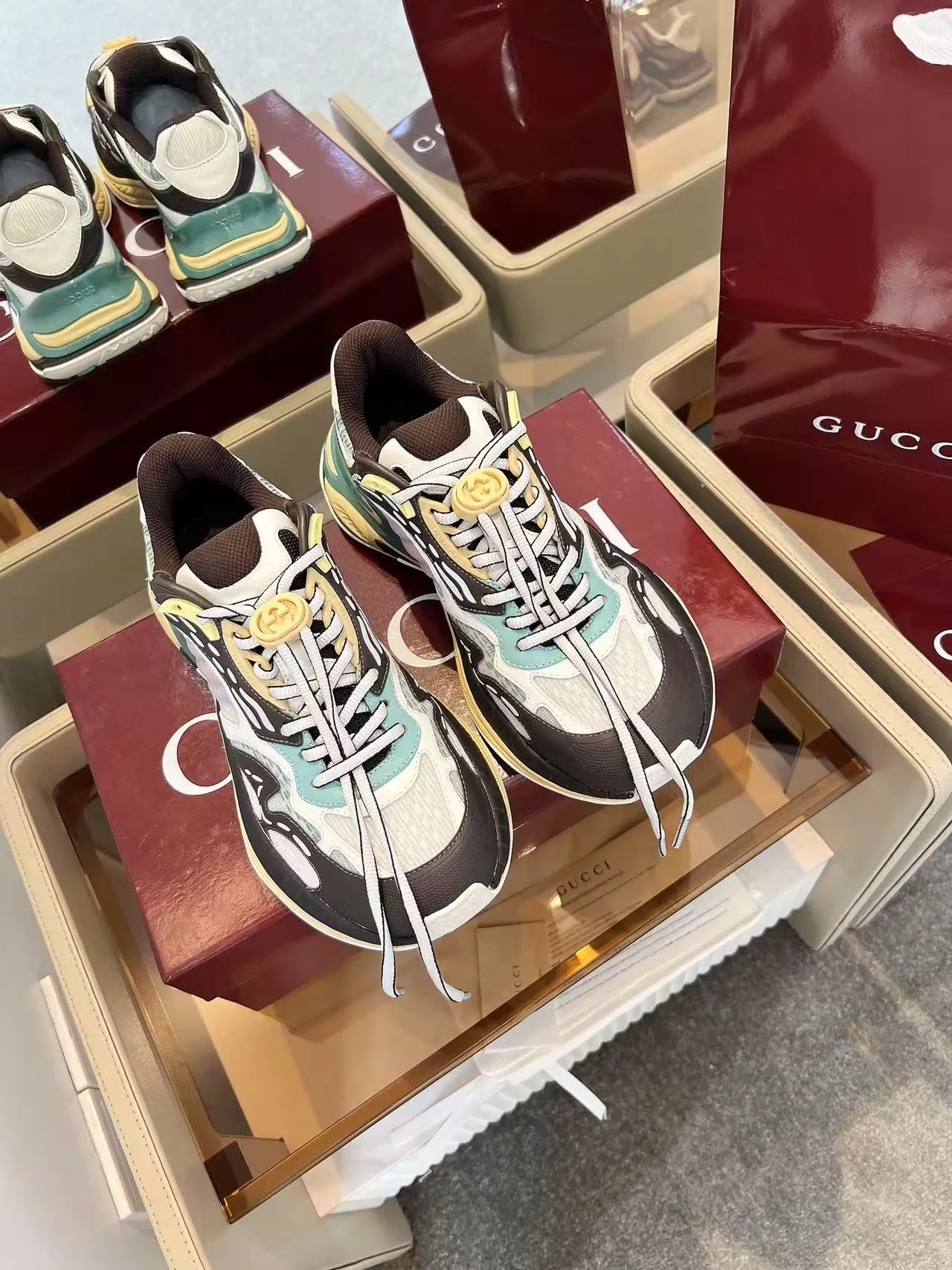[G Home] P: 900💰 Only men’s models, Size::39-46, (46 customized) 2025Gucci couple series 2.0 sports shoes are made with heavy investment❤️‍🔥❤️‍🔥❤️‍🔥Renewed interpretation of the brand's iconic striped webbing elements😍😍When retro genes collide with futuristic design🎊🎊This new pair of Gucci shoes directly reaches the trend threshold💥 ✔️Color combination of caron contrast + classic stripes, GG reflective piping, visual impact, and comes with a high-light filter for street use ✔️ The structure is multi-layered with different materials, mesh is breathable, leather is shaped, and the outsole is a combination of EVA foam and TPU 😍😍😍Fashion and practicality are both online ✔️ Detailed double G midsole + iconic double G lock shoelaces, retro DNA is crazy and restless, and every step is based on the trendy aesthetic ❤️❤️❤️